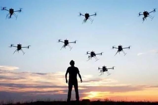 無人機光影表演耀夜飛行，派勤硬件助力展翅騰飛！